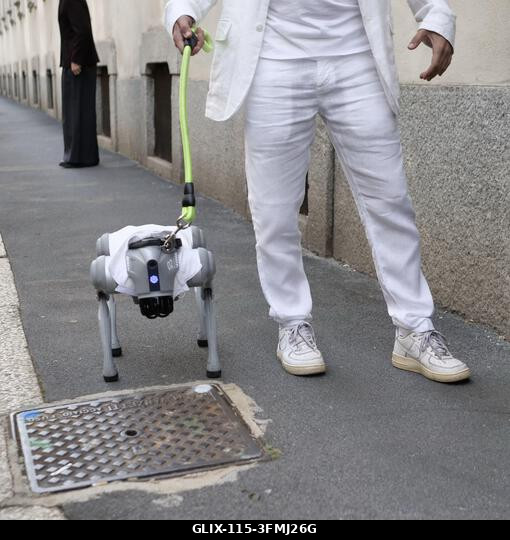 Milánó, Olaszország. 2026. szeptember 29. IPA89099672 - Milánó sosem szűnik meg lenyűgözni a Divathéten; két pórázon vezetett robotkutya jelent meg...