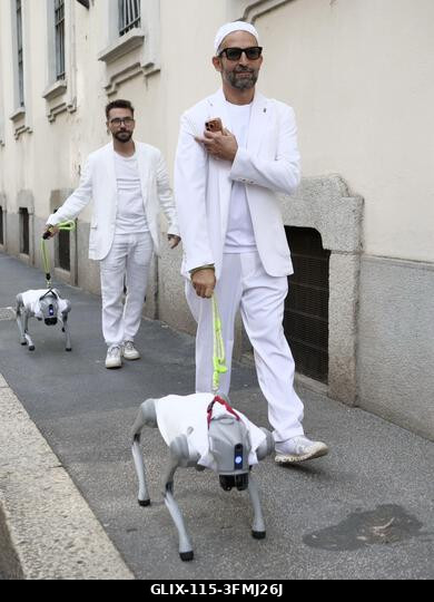 Milánó, Olaszország. 2026. szeptember 29. IPA89099670 - Milánó sosem szűnik meg lenyűgözni a Divathéten; két pórázon vezetett robotkutya jelent meg...