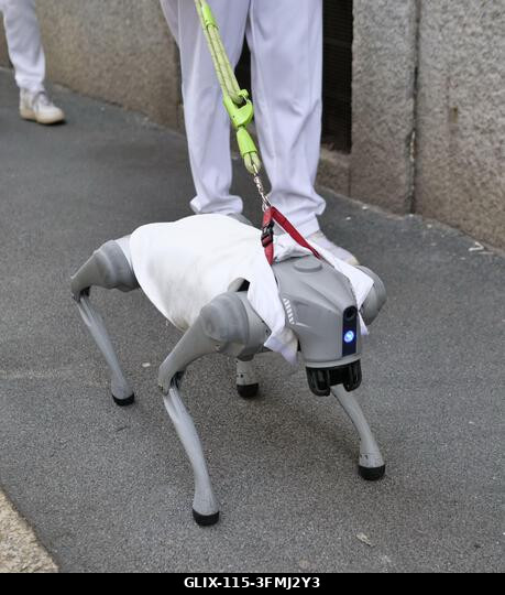 Milánó, Olaszország. 2026. szeptember 29. IPA89099673 - Milánó sosem szűnik meg lenyűgözni a Divathéten; két pórázon vezetett robotkutya jelent meg...