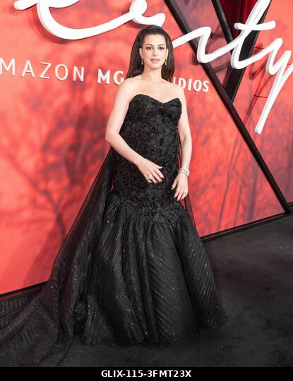 Anne Hathaway Prabal Gurung ruhájában részt vesz az Amazon MGM Studios „Verity” című filmjének premierjén az AMC Lincoln Square-en, New Yorkban, 20...