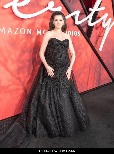 Anne Hathaway Prabal Gurung ruhájában részt vesz az Amazon MGM Studios „Verity” című filmjének premierjén az AMC Lincoln Square-en, New Yorkban, 20...
