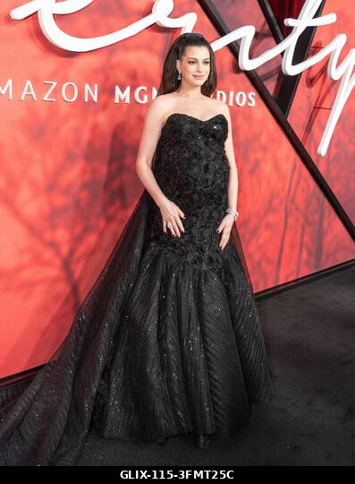 Anne Hathaway Prabal Gurung ruhájában részt vesz az Amazon MGM Studios „Verity” című filmjének premierjén az AMC Lincoln Square-en, New Yorkban, 20...