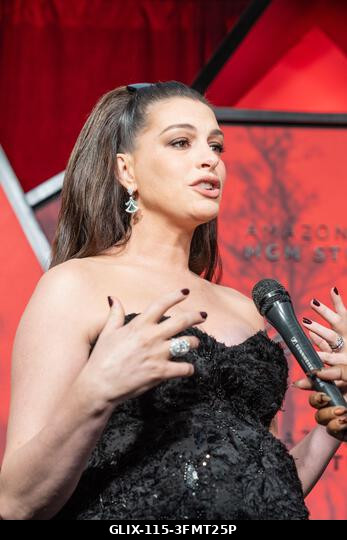 Anne Hathaway Prabal Gurung ruhájában részt vesz az Amazon MGM Studios „Verity” című filmjének premierjén az AMC Lincoln Square-en, New Yorkban, 20...