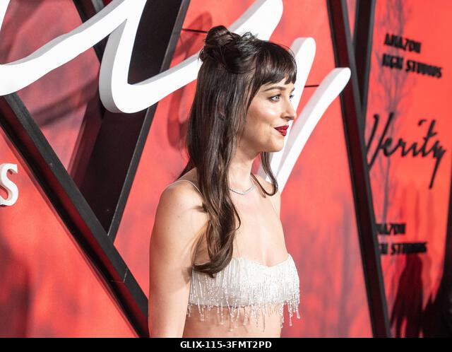 Dakota Johnson Calvin Klein ruhában részt vesz az Amazon MGM Studios „Verity” című filmjének premierjén az AMC Lincoln Square-en, New Yorkban, 2026...