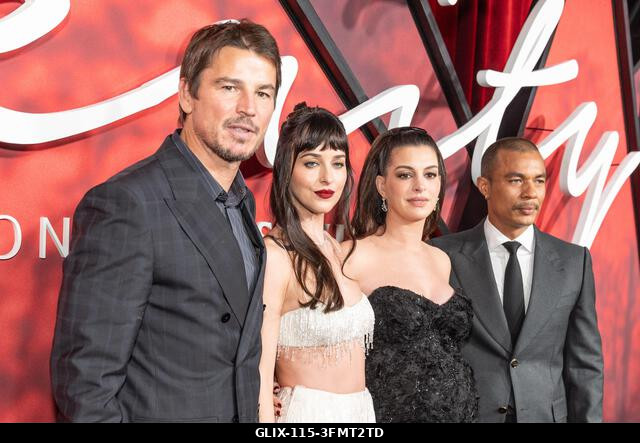 Josh Hartnett, Dakota Johnson, Anne Hathaway és Ismael Cruz Cordova részt vesznek az Amazon MGM Studios „Verity” című filmjének premierjén az AMC L...