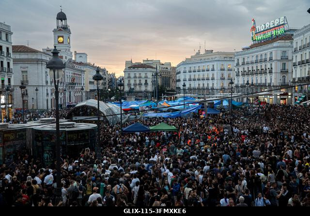 LEGJOBB KÉPEK - MADRID, SPANYOLORSZÁG, 2026. SZEPTEMBER 29.: Több száz lakhatási tüntető gyűlt össze a Puerta del Sol táborhelyen, miután a szervez...