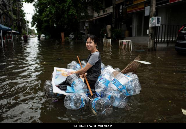 LEGJOBB KÉPEK - BANGKOK, THAIFÖLD – 2026. SZEPTEMBER 27.: A heves esőzések széles körű áradásokat okoztak Bangkokban, ami a főváros lakosait, válla...