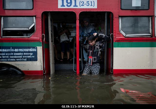 LEGJOBB KÉPEK - BANGKOK, THAIFÖLD – 2026. SZEPTEMBER 27.: A heves esőzések széles körű áradásokat okoztak Bangkokban, ami a főváros lakosait, válla...