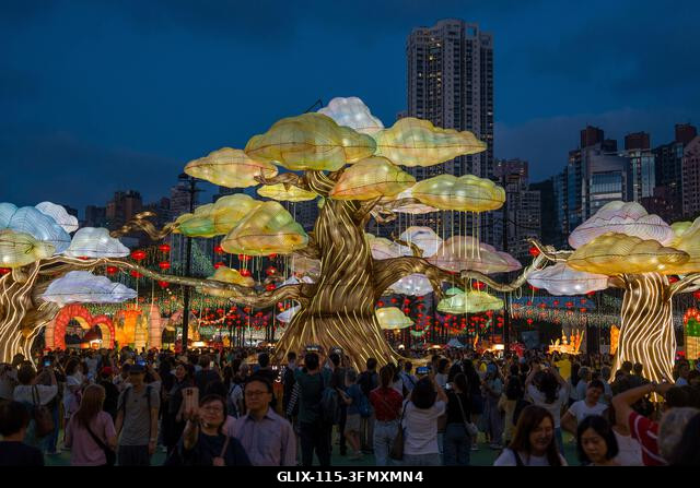 LEGJOBB KÉPEK - Emberek nézik az őszi fesztivál fényeit a Victoria Parkban 2026. szeptember 24-én, Hongkongban. (Fotó: Vernon Yuen/Nexpher Images)