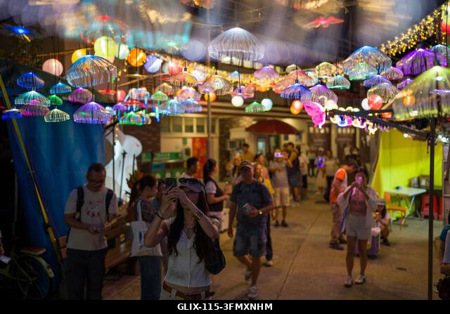 LEGJOBB KÉPEK - Emberek a Shek O-ban, Hongkongban, a középőszi fesztivál fényeit nézik 2026. szeptember 23-án. (Fotó: Vernon Yuen/Nexpher Images)
