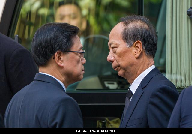 LEGJOBB KÉPEK - (Jobbra) Shi Taifeng, a Kínai Központi Bizottság Politikai Hivatalának (Politikai Hivatal) tagja a temetkezési vállalat előtt, és (...