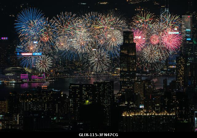 LEGJOBB KÉPEK - A Kowloon-csúcsról (Fei Ngo Shan) készített panorámás képen tűzijáték világítja meg a Victoria kikötő feletti éjszakai égboltot a 7...
