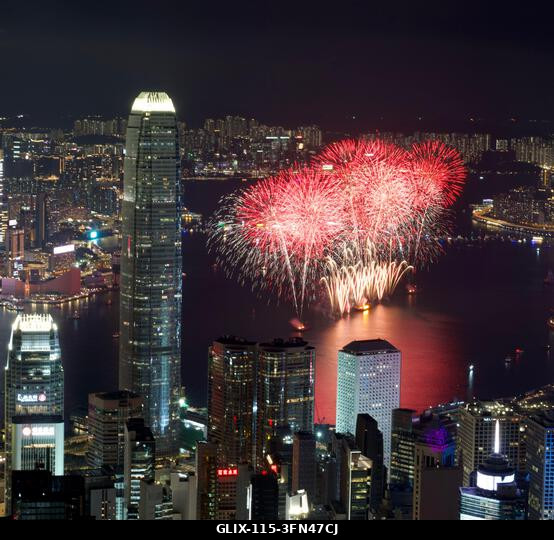 LEGJOBB KÉPEK - Tűzijáték robban a Victoria kikötő felett 2026. október 1-jén Hongkongban. Ma van Kína nemzeti ünnepe. (Fotó: Kobe Li/Nexpher Images)