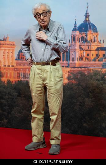 Madrid, Spanyolország. 2026. október 1. Woody Allen rendező pózol a forgatás kezdetén, új filmjének bemutatóján, amelyet a spanyol fővárosban fogna...
