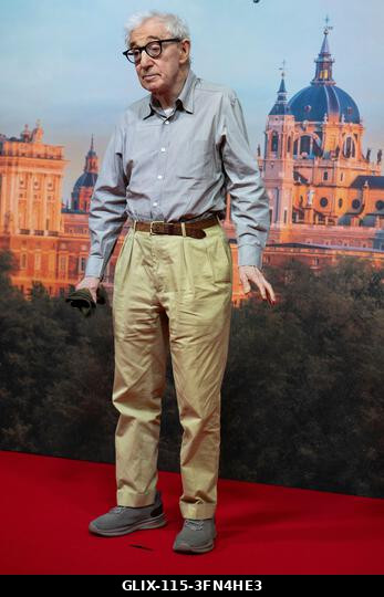 Madrid, Spanyolország. 2026. október 1. Woody Allen rendező pózol a forgatás kezdetén, új filmjének bemutatóján, amelyet a spanyol fővárosban fogna...