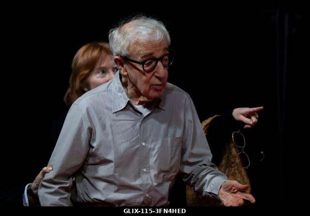Madrid, Spanyolország. 2026. október 1. Woody Allen rendező pózol a forgatás kezdetén, új filmjének bemutatóján, amelyet a spanyol fővárosban fogna...