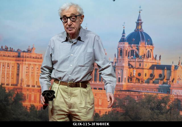 Madrid, Spanyolország. 2026. október 1. Woody Allen rendező pózol a forgatás kezdetén, új filmjének bemutatóján, amelyet a spanyol fővárosban fogna...
