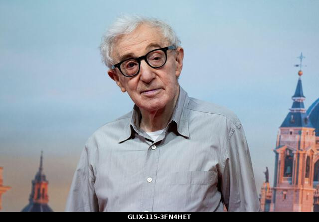 Madrid, Spanyolország. 2026. október 1. Woody Allen rendező pózol a forgatás kezdetén, új filmjének bemutatóján, amelyet a spanyol fővárosban fogna...