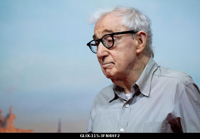 Madrid, Spanyolország. 2026. október 1. Woody Allen rendező pózol a forgatás kezdetén, új filmjének bemutatóján, amelyet a spanyol fővárosban fogna...
