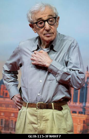 Madrid, Spanyolország. 2026. október 1. Woody Allen rendező pózol a forgatás kezdetén, új filmjének bemutatóján, amelyet a spanyol fővárosban fogna...