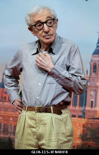 Madrid, Spanyolország. 2026. október 1. Woody Allen rendező pózol a forgatás kezdetén, új filmjének bemutatóján, amelyet a spanyol fővárosban fogna...