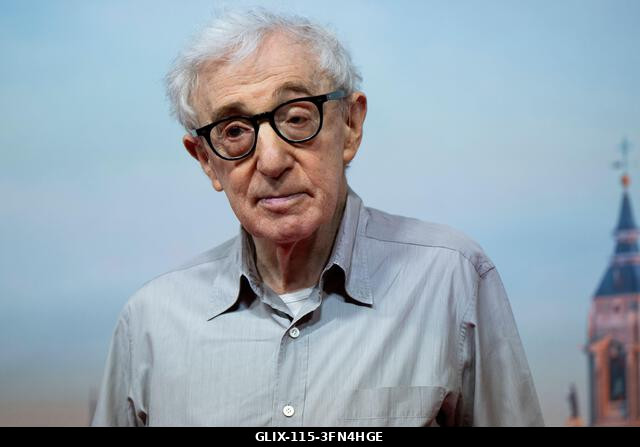 Madrid, Spanyolország. 2026. október 1. Woody Allen rendező pózol a forgatás kezdetén, új filmjének bemutatóján, amelyet a spanyol fővárosban fogna...