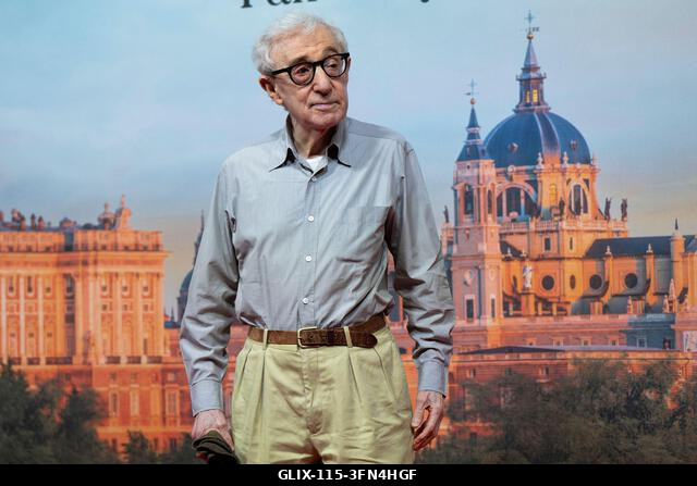 Madrid, Spanyolország. 2026. október 1. Woody Allen rendező pózol a forgatás kezdetén, új filmjének bemutatóján, amelyet a spanyol fővárosban fogna...