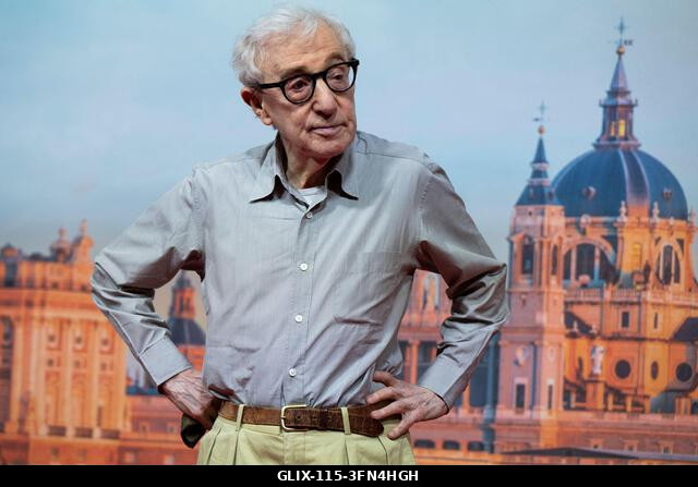 Madrid, Spanyolország. 2026. október 1. Woody Allen rendező pózol a forgatás kezdetén, új filmjének bemutatóján, amelyet a spanyol fővárosban fogna...