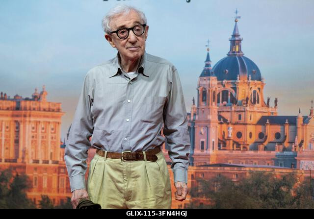Madrid, Spanyolország. 2026. október 1. Woody Allen rendező pózol a forgatás kezdetén, új filmjének bemutatóján, amelyet a spanyol fővárosban fogna...