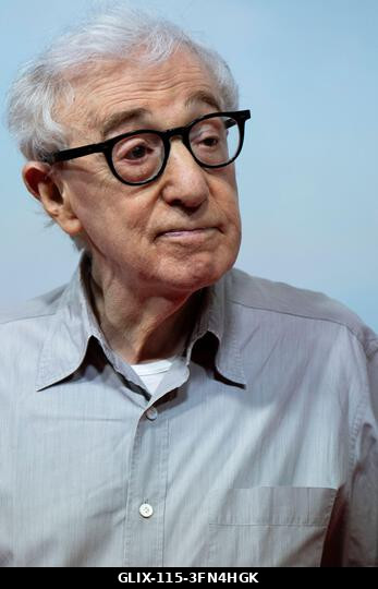 Madrid, Spanyolország. 2026. október 1. Woody Allen rendező pózol a forgatás kezdetén, új filmjének bemutatóján, amelyet a spanyol fővárosban fogna...