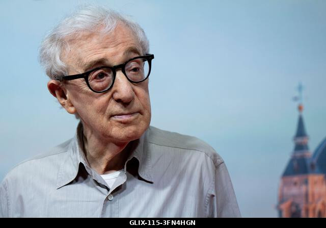 Madrid, Spanyolország. 2026. október 1. Woody Allen rendező pózol a forgatás kezdetén, új filmjének bemutatóján, amelyet a spanyol fővárosban fogna...