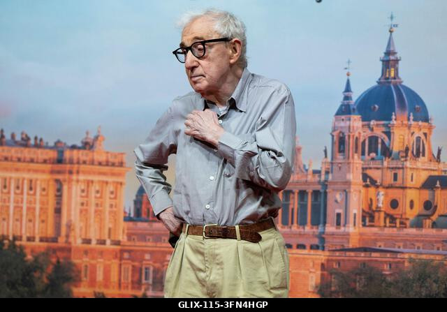Madrid, Spanyolország. 2026. október 1. Woody Allen rendező pózol a forgatás kezdetén, új filmjének bemutatóján, amelyet a spanyol fővárosban fogna...