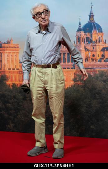 Madrid, Spanyolország. 2026. október 1. Woody Allen rendező pózol a forgatás kezdetén, új filmjének bemutatóján, amelyet a spanyol fővárosban fogna...