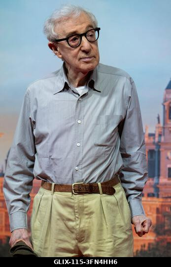 Madrid, Spanyolország. 2026. október 1. Woody Allen rendező pózol a forgatás kezdetén, új filmjének bemutatóján, amelyet a spanyol fővárosban fogna...