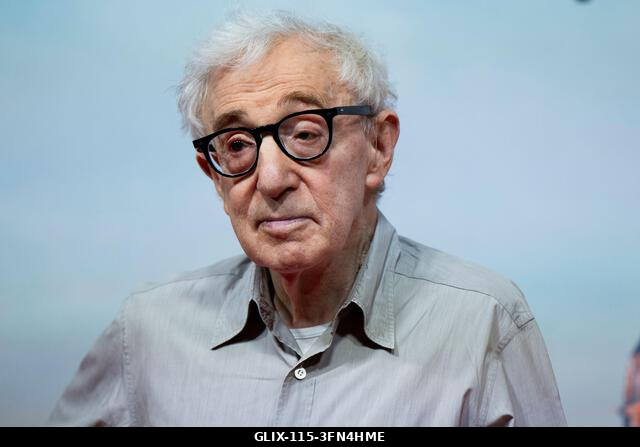 Madrid, Spanyolország. 2026. október 1. Woody Allen rendező pózol a forgatás kezdetén, új filmjének bemutatóján, amelyet a spanyol fővárosban fogna...