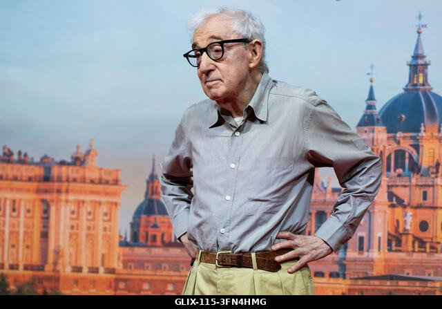 Madrid, Spanyolország. 2026. október 1. Woody Allen rendező pózol a forgatás kezdetén, új filmjének bemutatóján, amelyet a spanyol fővárosban fogna...