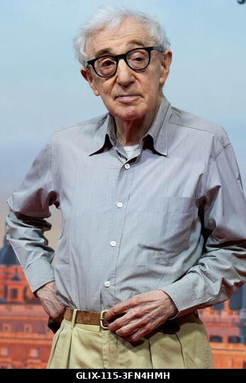Madrid, Spanyolország. 2026. október 1. Woody Allen rendező pózol a forgatás kezdetén, új filmjének bemutatóján, amelyet a spanyol fővárosban fogna...