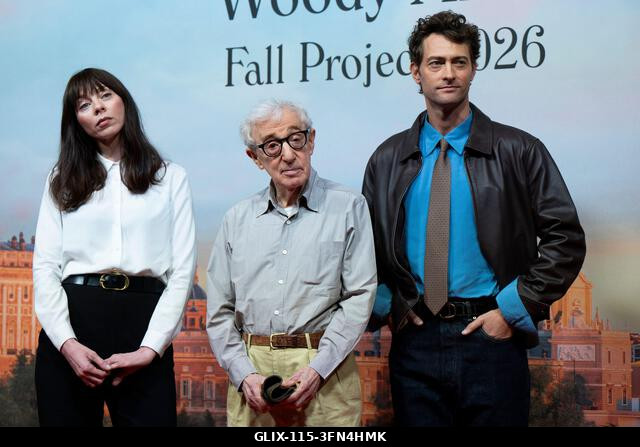 Madrid, Spanyolország. 2026. október 1. (LR) Alexi Wasser színésznő, Woody Allen rendező és Peter Vives pózolnak a fotózáson a forgatás kezdetén, m...