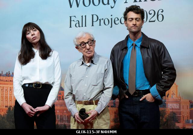 Madrid, Spanyolország. 2026. október 1. (LR) Alexi Wasser színésznő, Woody Allen rendező és Peter Vives pózolnak a fotózáson a forgatás kezdetén, m...