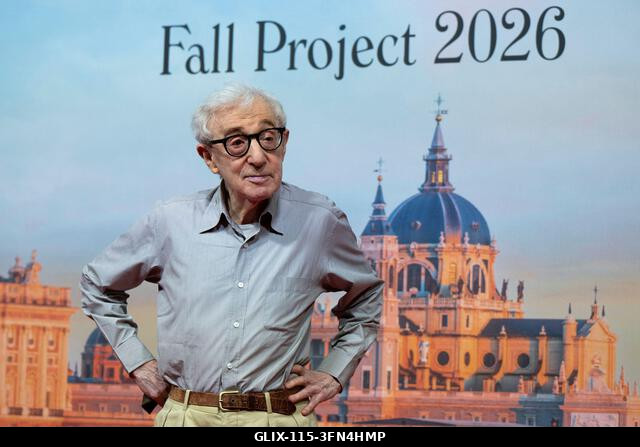 Madrid, Spanyolország. 2026. október 1. Woody Allen rendező pózol a forgatás kezdetén, új filmjének bemutatóján, amelyet a spanyol fővárosban fogna...
