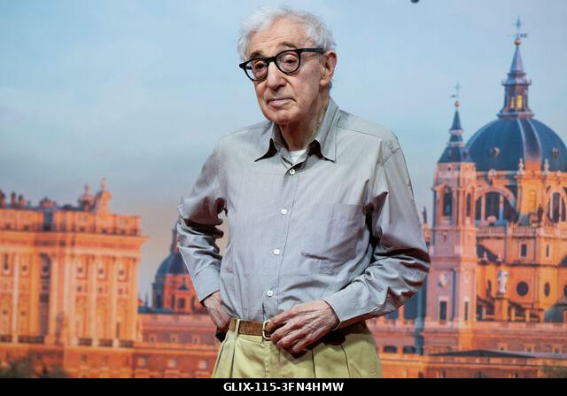 Madrid, Spanyolország. 2026. október 1. Woody Allen rendező pózol a forgatás kezdetén, új filmjének bemutatóján, amelyet a spanyol fővárosban fogna...