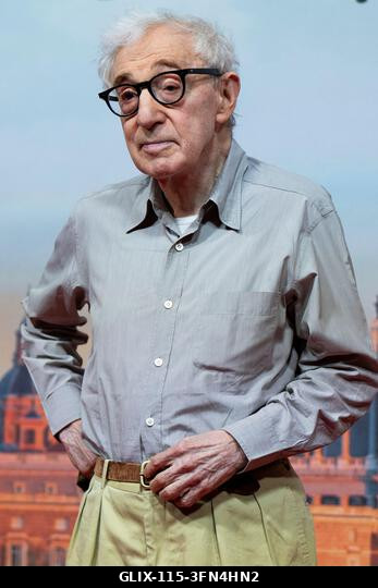Madrid, Spanyolország. 2026. október 1. Woody Allen rendező pózol a forgatás kezdetén, új filmjének bemutatóján, amelyet a spanyol fővárosban fogna...