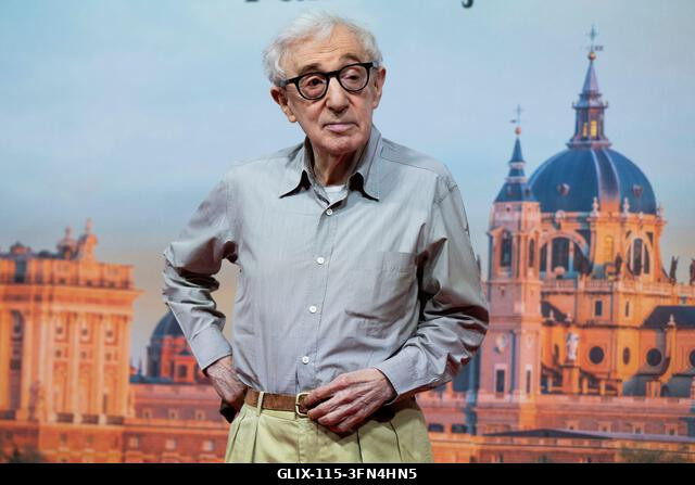 Madrid, Spanyolország. 2026. október 1. Woody Allen rendező pózol a forgatás kezdetén, új filmjének bemutatóján, amelyet a spanyol fővárosban fogna...