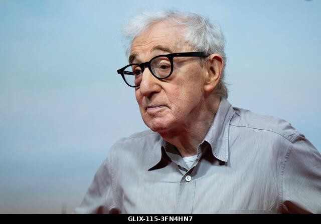 Madrid, Spanyolország. 2026. október 1. Woody Allen rendező pózol a forgatás kezdetén, új filmjének bemutatóján, amelyet a spanyol fővárosban fogna...