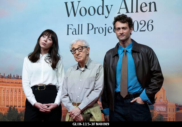 Madrid, Spanyolország. 2026. október 1. (LR) Alexi Wasser színésznő, Woody Allen rendező és Peter Vives pózolnak a fotózáson a forgatás kezdetén, m...