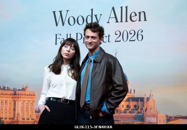 Madrid, Spanyolország. 2026. október 1. Alexi Wasser színésznő és Peter Vives pózolnak a fotózáson a forgatás kezdetén, melyre Madridban kerül sor....