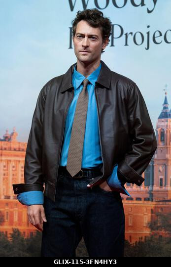 Madrid, Spanyolország. 2026. október 1. Peter Vives pózol a fotózáson új filmje forgatásának kezdetén, amelyre a spanyol fővárosban kerül sor. Fotó...