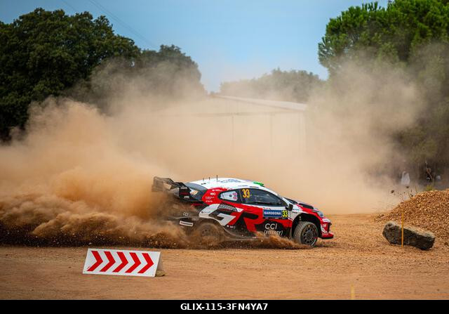 Elfyn Evans (GBR) és Scott Martin (GBR) egy Toyota GR Yaris Rally1-en verseny közben az FIA WRC RALY ITALIA SARDEGNA versenyen Algheróban, Olaszors...