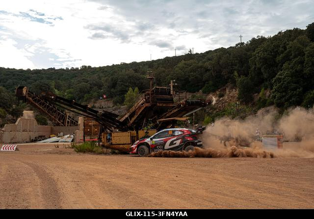 Oliver Solberg (SWE) és Elliott Edmondson (GBR) egy Toyota GR Yaris Rally1-en az FIA WRC RALY ITALIA SARDEGNA versenyen Algheróban, Olaszországban,...