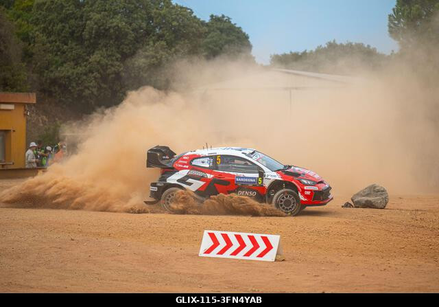 Sami Pajari (FIN) és Marko Salminen (FIN) egy Toyota GR Yaris Rally1-en akcióban a FIA WRC RALY ITALIA SARDEGNA versenyen Algheróban, Olaszországba...